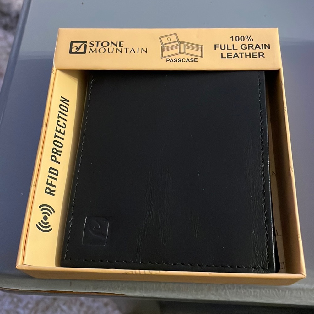 Stone Mountain Passcase Wallet